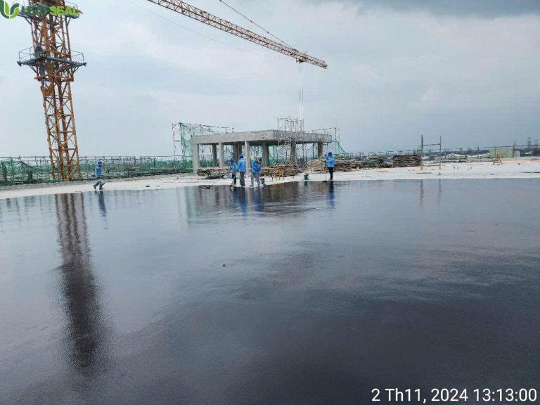 Thợ triển khai thi công chống thấm tại Dự án Nhà xưởng Quốc Quang
