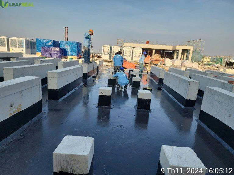 Thợ triển khai thi công chống thấm tại Dự án Nhà xưởng Quốc Quang
